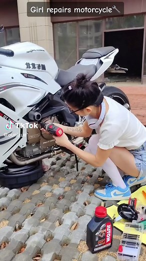 Girl repairs motorcycle🔧⚙️❤️#moto #motogirl #bikegirl #cutegirl #motorcycle #motorbike #ounixue #bike #tiktok #fyp