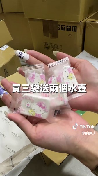 $790一大箱是發生什麼？ 一袋茶包有14小包‼️ 平均一包才56元 比手搖飲還便宜！ 如果寶寶們喜歡可以多件帶或是團購 10袋茶包只要$5900（平均一包只要42元） 口味有兩種：蜜桃蘋果茶&黑醋栗苺果茶 ✨✨可以混搭的呦✅ 夏天必備飲品你一定要試試 「0咖啡因0茶鹼 重點是無糖的‼️」 熱量也只有8-12大卡 天然水果的一點初戀味 孕婦媽咪、小朋友都能安心喝 #蜜桃蘋果茶 #黑醋栗莓果茶 #晉捷 #天然果乾水