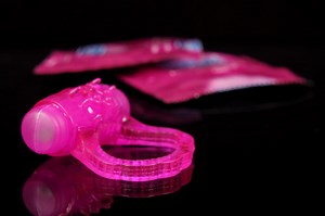 Cockring (anneau pénien) : mode d’emploi, avantages et risques