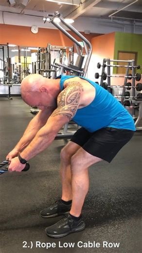 🔥Back & Bicep Workout Form is everything. This will keep you injury free and allow you to workout long term with more enjoyment. Here’s a great workout with some form tips below: 1️⃣ Narrow Grip Pulldown: Allow for a full stretch, then pause. As you pull, slightly lift the chest and drive the elbows down. 2️⃣ Rope Low Cable Row: During the stretch push your hips back. While pulling, slightly lift your chest up to enhance the contraction. 3️⃣ Underhand Barbell Row: Use the wall for better suppor