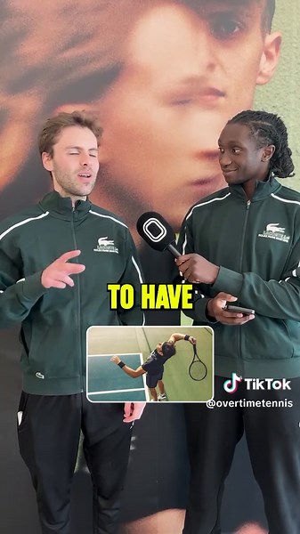 Asked the crowd how you can spot a bad tennis player… the answers had me crying 😭🎾 #tennis #overtimetennis #lacoste🐊