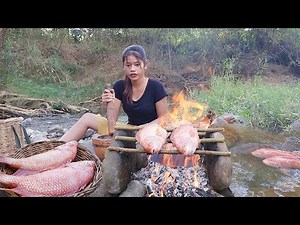 Adventure in forest: Catch fish in river & Fish grilled for dinner - Solo cooking in jungle