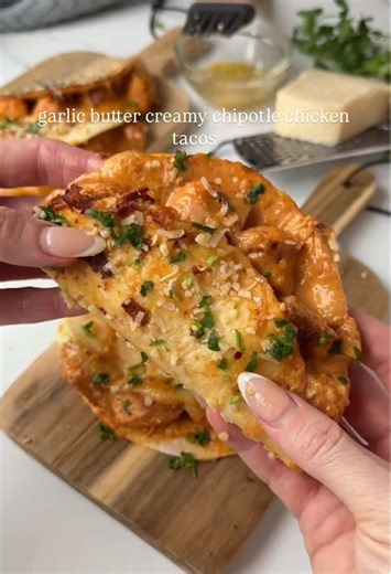 High Protein Garlic Butter Creamy Chipotle Chicken Tacos! Only 553 Calories!🧄🧈🍗🌮 Made By: @Alex 💞 For All The Best & Simple High Protein Recipes In One Place Follow: @legends_cooking Follow My Main Account: @Mykhaylo Macros: 553 Calories 43.3g Protein 24.6g Fat 37.6g Carbs Ingredients: Make 2 Servings 225g chicken breast, diced small ½ tsp garlic granules 1 tsp smoked paprika Salt Black pepper 1 heaped tsp chopped garlic 1 tsp chipotle paste 75ml light single cream 40g light cream cheese 75