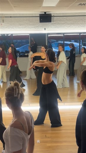 Commercial 12 Beginners ✨ Getting ready for the upcoming Christmas show ❄️ Choreo by @isa_slaghekke 🎵 12 to 12 – @sombr #dansschool #commercialdance #dansles #hengelo #kerstvoorstelling #danceclass | Dansstudio X-Dance