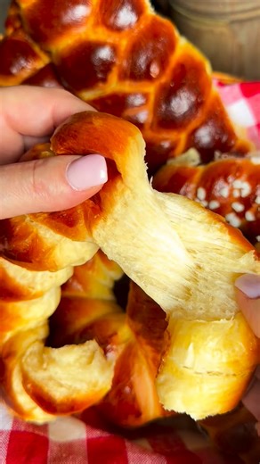 * La Cuisine De Djouza * on Instagram: "Le secret d’un Pain Brioché à la mie parfaite... avec de la Semoule ! J’ai fait 3 tentatives (Thermomix & KitchenAid) pour valider cet hybride Khobz Dar x Kaak 🇩🇿. L’allié idéal pour le Ramadan : la semoule apporte satiété et moelleux, bien mieux que la farine blanche seule ! 📋 LA RECETTE (50/50) ✅ 250g Farine 00 + 250g Semoule extra fine ✅ 3 œufs + 185ml eau + 1 c.à.s Fleur d’oranger ✅ 40g huile + 60g beurre mou ✅ 50g cassonade + zeste d’un citron ✅ 18