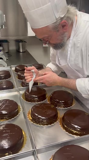 Buongiorno!!! …. Stiamo decorando le nostre Sacher! Vi aspettiamo in pasticceria, Giorgio&Tomoko こんにちは！ ザッハトルテの最終デコレーションの様子です。みなさまどうぞ良い一日をお過ごし下さい。 ジョルジョ🇮🇹＆智子🇯🇵 #ザッハトルテ #sachertorte #日伊 #cioccolateria #sacher #torta #スイーツ #Condove #イタリア菓子 #pasticceria #プチシュー #yummy #ジェラート #pasticceriamignon #サラティーニ #giorgioetomoko #予約 #prenotazione #予約受付中 #cioccolato #praline #chocolatier #チョコレート #cioccolateria #pasticceria #condove #pasticceriagrande #Gelateria #giorgioetomoko | Pasticceria Grande Giorgio e 