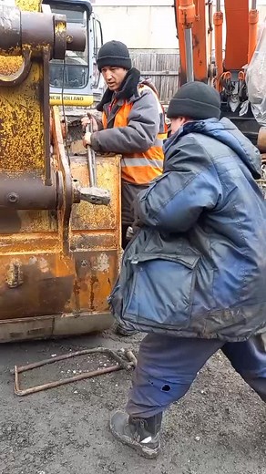 Excavator Maintenance Techniques in Construction Settings