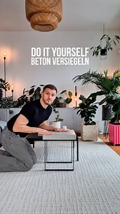 OMG: Könnt ihr euch noch an meinen DIY Beistelltisch aus Beton erinnern, den ich letztes Jahr gebaut habe? Ja, der musste jetzt endlich mal versiegelt werden. Das geht eigentlich auch recht einfach mit einer flüssigen Versiegelung. Aufgetragen habe ich das Ganze mit einer Schaumstoffrolle. Der Beton war aber so saugfähig, daher bin ich einfach mehrmals über alle Flächen drüber. 👍🏽 Um euch jetzt aber zu beweisen, wie gut dieser Vorgang wirklich funktioniert hat, bekommt ihr hier direkt den Bewe