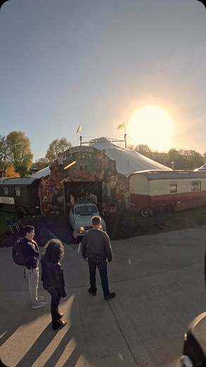 Bij ‘Da Capo’ gebeurt er niet alleen van alles op het podium, maar speelt zich minstens evenveel af achter de schermen. Met een reeks video’s nemen we jullie graag mee wat er “behind the scenes” allemaal gebeurt. Vandaag filmen we de entree van de tent. | Circus Ronaldo