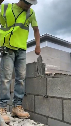 This worker uses three safety rules to install Hebel concrete blocks with cement mortar#construction