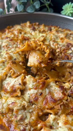 381K views · 4.3K reactions | Cheesy Red Pesto Beef Pasta . ⬇️...