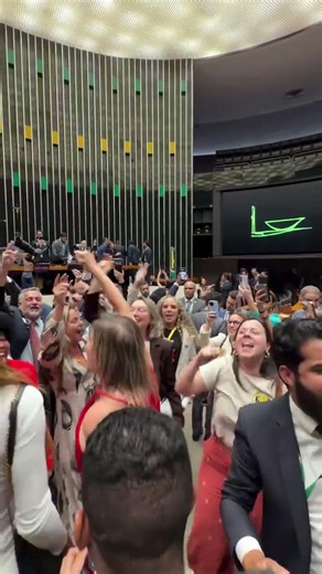 ✨Veja a festa no plenário da câmara após aprovação do fim da escala 6x1!✨
