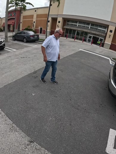 Bye, bye bed Bath and beyond, welcome Ross. Abandoned safe left behind after the store closed down. They have no idea what inside of the safe. #rossstore #abandoned #byebye #cashmanagement