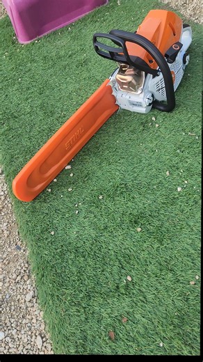 -MIYANO- 日々の林業写真/情報発信 on Instagram: "🌲✨話題の最強スペック誕生❕✨🌲 STIHL MS 400 C-M 爆誕👏 スペック表を見た瞬間に心を鷲づかみ… 気づけば山福さん @yamafuku1959 に駆け込んでいました💦 すでに虜です🤤 実際に山で振るえる日が待ち遠しい‼️ 🔧 主な性能・仕様 排気量：66.8 cc 出力：4.0 kW（5.4 bhp） 本体重量（切断具除く）：約 5.5 kg 推奨バー長：16～25インチ（40～63 cm） チェーン：Rapid™ Super 3/8" ピッチ まさに “次世代プロスペック” 🔥 フィールドでの実力を早く試したいですね💪 #MS400CM #チェンソー #林業 #最強スペック #STIHL #山福#薪活#logger1988#500i #photooftheday #timberandgrit#treefellas #treelife #treecutting #treesurgery #logger #logging#treework #arborist #arboristlif