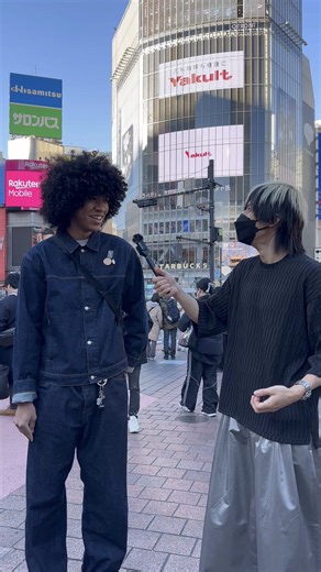 CAN I INTERVIEW YOU IN JAPANESE? 🎤🇯🇵 渋谷で出会ったのは、 品川から来たキューバと日本のハーフの男性。 I met a man in Shibuya, who’s half Cuban and half Japanese, from Shinagawa. 🇨🇺🤝🇯🇵🔥 生まれは日本。 18年間、日本で暮らしてきた。 He was born in Japan and lived here for 18 years. その後、 2年間アメリカに留学した経験があるという。 Later, he spent about two years studying in the US. その経験を通して、 日本とアメリカの文化の違いを強く感じたそうだ。 Through that experience, he really felt the cultural differences between Japan and the US. 日本語も英語も話せる彼だからこそ、 見えてくる視点がある。 Because he speaks both Japanes