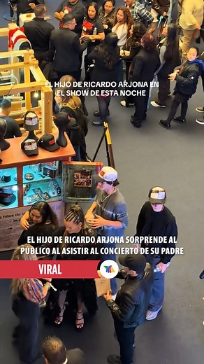 #Viral | Entre aplausos y emoción, el hijo de Ricardo Arjona fue captado disfrutando del show de esta noche, compartiendo con los asistentes y mostrando el apoyo incondicional a su padre. 🙌🎤 Un momento familiar que se robó la atención de los fanáticos. 💫 📹: Redes Sociales #Viral #RicardoArjona #TvAztecaGuate #ElMejorCanal | TV Azteca Guatemala