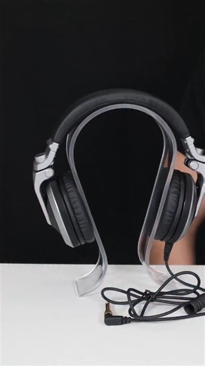 🎧 ¿Buscas auriculares Pioneer DJ… pero no sabes cuál elegir? Tenemos la comparativa definitiva 👇 🔥 HDJ-X5 → Tu entrada al universo pro: potente, ligero y con todo lo esencial para empezar fuerte. ⚡ HDJ-X7 → Mejor construcción y sonido más preciso, ideal para DJs exigentes. 🏆 HDJ-X10 → Lo más top: nano-recubrimiento, drivers de alta resolución y máxima comodidad para sesiones largas. 🖤 Todos disponibles en negro… y también en plata. 👉 ¿Cuál es el tuyo? 📺 Descubre la comparativa completa en