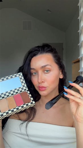 SEINT | BEAUTY CONNECTS US on Instagram: "Everyday makeup, simplified. ✨ One palette, curated shades, and a seamless blend that looks like skin. Comment “PALETTE” and I’ll send everything your way."