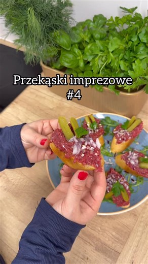 𝑴𝒂𝒓𝒕𝒂 𝑷𝒓𝒛𝒆𝒔𝒕𝒓𝒛𝒆𝒍𝒔𝒌𝒂 on Instagram: "Te mini kanapeczki z tatarem to totalny sztos dla fanów klasyki – 5 minut roboty, 100% efektu WOW 🔥! Idealne na imprezę, kolację ze znajomymi i to bez stania w kuchni 😉. —-> Potrzebujesz: ✅ 200 g wołowiny na tatar ✅ bagietki ✅ czerwonej cebuli ✅ mini ogóreczków chilli ✅ oliwy + świeżo mielonego pieprzu Posmaruj bagietki mięsem. Dorzuć cebulkę i ogóreczki. Posyp pieprzem i skrop oliwą. I gotowe! 😉 Ostrzegam zrób podwójnie, bo goście będą pyt