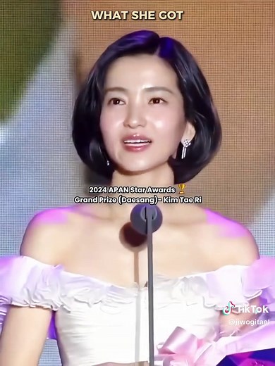 Kim Tae Ri made history as the first actress in 11 years to win the APAN Daesang after Song Hye Kyo, and took home the Baeksang Best Actress title again after 3 years. Truly well-deserved! 🥹❤️‍🩹 #kimtaeri #김태리 #jeongnyeon #fyp #jeongnyeon_thestarisborn #koreanactress #foryoupage #apan #award #baeksangartsawards