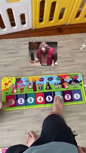 Hiwong Monkeys Song but on Foot Piano