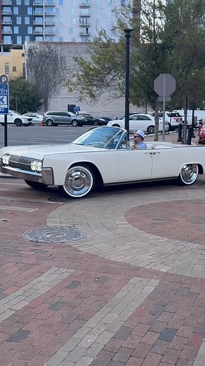 2.5K views · 525 reactions | Cruisin’ into the weekend like… : @muvs_lincoln.velle via #TampaKennedyCruise ✨ ✨ ✨ #1965  #1960s ☝ #Lincoln ✨ #RagTop  #VertAlert ☑️ #LincolnLife  #Continental ✨ #LincolnAddict  #65sOnDaRise  #VertsOnDArise  #Convertible ⤵️ #LincolnContinental ⭐️ #LincolnConvertible  #RedLincolnsOnDaRise  | Lincoln Addict | Facebook