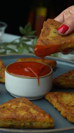 Instant Crispy Garlic Potato Triangles 😋 | Ultimate Party Snacks Recipe 🎉 #shorts