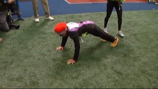 WOW! 100 year-old Ida Keeling has become the oldest runner ever to cross the finish line at the Penn Relays! But before the race even started, Keeling showed off her impressive flexibility and strength. MORE: http://bit.ly/26Nhx0S | Fox 32 Chicago