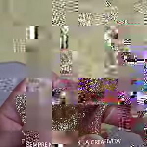 Un bellissimo angelo fai da te in gomma eva. Una decorazione natalizia semplice da realizzare e di grande effetto! | E' sempre magia con la creatività