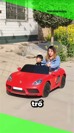 mẹ mang siêu xe đồ chơi cho đi tập lái 1 vòng
