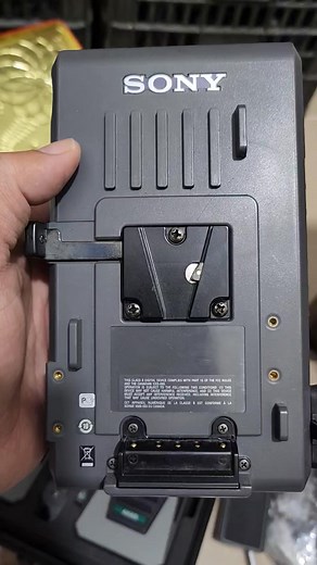 Bộ nguồn nuôi SONY FX6, FX9 Bộ này nuôi nguồn gắn luôn vào đuôi máy quay FX6, FX9 SONY MÁY PRO CÁC LOẠI NHÉ. NHƯ MỚI TINH - GIÁ BÁN 8.5 TRIỆU Bên mình chuyên thu mua thiết bị Truyền hình, máy quay các loại giá cao nhé. Anh em call Đt 0982102474 | Nguyễn Thắng Hòa
