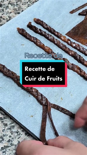 Recette de Cuir de Fruits : 👨‍🍳🍑🥭🍌👩‍🍳 👉 Mixez au moins 500g de votre fruit préféré (ici : des mirabelles) 👉 Facultatif : passez votre purée de fruits au chinois pour enlever les petits morceaux de peau qui peuvent rester 👉 Mettez au four à chaleur tournante à 80°C durant au moins 1h30 👉 Le cuir de fruits doit se décoller facilement. Laissez le refroidir a température ambiante 👨‍🍳🍑🥭🍌🧑‍🍳 Vous pouvez déguster vos cuirs de fruits tels quels ou vous en servir comme décors pour vos g