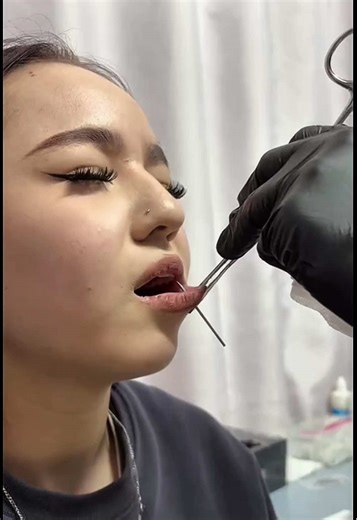 скитлс (@kenzheeekr)’s video of labret piercing