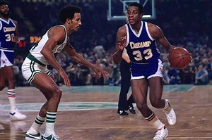 🎂 ¡Feliz cumpleaños David Thompson! #Skywalker • Campeón NCAA 1974 (NCSU) • Integrante del Salón de la Fama #NBA | Don Baloncesto
