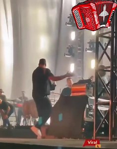 11K views · 283 reactions | #CienagadeOro| Silvestre Dangond en el concierto de las corralejas de Ciénaga de Oro Durante el concierto en Ciénaga de Oro, el cantante de música vallenata, Silvestre Dangond, protagonizó un divertido momento al detener a su amigo y acordeonero Rolando Ochoa. En tono jocoso, Silvestre pidió a Rolando que dejara de tocar el acordeón porque le estaba robando el show, y que él debía seguir cantando. | Toluviejo en línea | Facebook