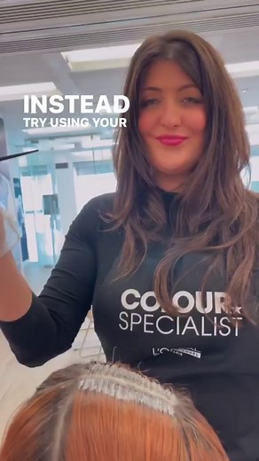 [TIP] Who is team tail comb? @charlotte_crossley_pro shares why a tailcomb is her preference 🎨 🖤Keeps colour neat = neat applications mean more reliable results! 🖤Looks professional Which are you - Team Brush or Tail comb? @lorealpro #lorealpro #lorealproire #lorealprouk | L'Oréal Professionnel