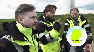 Kites collect wind energy in Berlin