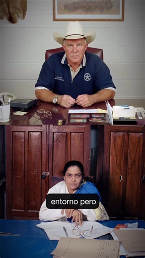 Alan Sandoval on Instagram: "Distintos países, misma burocracia. En Bureaucratics, Jan Banning retrató al poder cotidiano: personas detrás de una mesa, papeles, retratos, sellos. Distintos países, la misma rutina. Desde Sushma Prasad en India, contratada tras la muerte de su esposo, hasta Shane Fenton en Texas, sheriff con trofeos y medallas, ambos encarnan la misma burocracia: la de mantener el orden. Pero ese mundo está cambiando. Hoy los gobiernos viven la revolución GovTech: de archivos polv