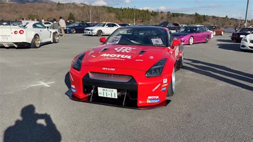 一台車的塗裝真的就是它的「靈魂語言」。 這台 LB R35 的雙色塗裝＋漸層，完全是那種 「張力、質感、戰鬥氛圍」一次到位的示範。 Liberty Walk R35 | Stabber 解析影像
