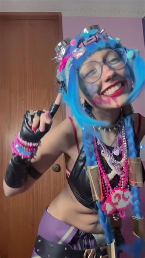 Chilly Day in Jinx Cosplay: A League of Legends Tribute