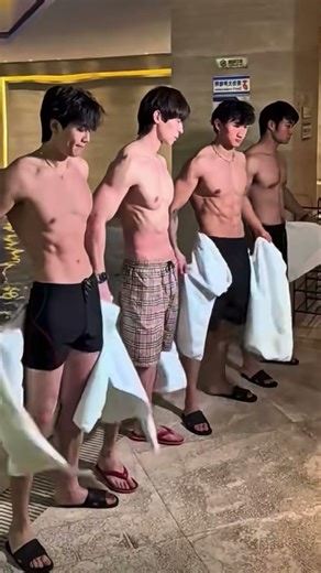 你见过这样的泳池聚会吗 Boys' Fun Times in the Pool#帅哥 #泳池 #游泳 #fitness #gymlife #handsome #shorts #健身 #swim