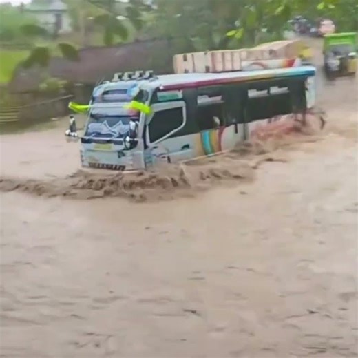 This bus is desperate to break into a overflowing river!! #truck