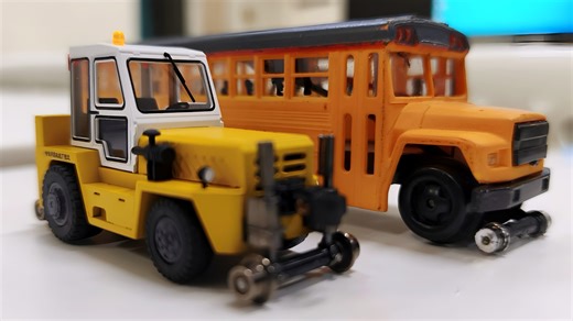 【梦幻共演】在自习室简单展示ho比例公铁两用车模型～mtc出品的公铁两用牵引机和百万城bachmann出品的轨道校车巴士～轨道交通火车迷气动车railfan～