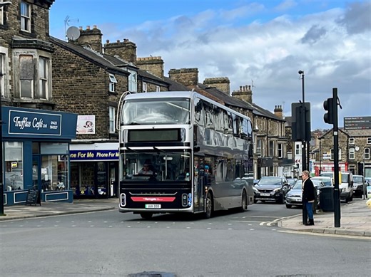 宇通U11DD双层电动巴士英国样车行驶于Harrogate 1路系统