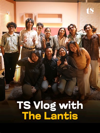 TS Music kali ini beda. Ada penonton, ada sing-along, rasanya kayak mini gig bareng @The Lantis . Tonton TS Vlog-nya sekarang! #TSVlog #TheLantis