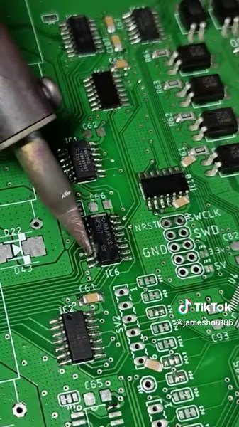 Soldering SOIC Package IC using soldering iron #solderingiron #soldering #SOIC #icpackaging