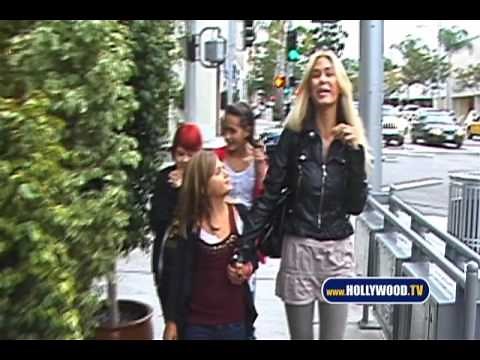Shauna Sand talks and dines with daughters