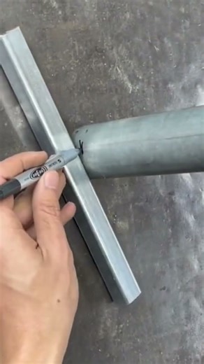 one way of drawing lines on a piece of iron in a rotating manner, neatly and well#creative