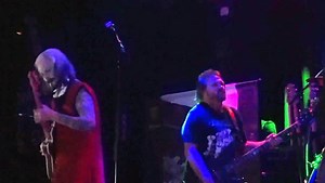 Ex-VAN HALEN Bassist MICHAEL ANTHONY Joins JOHN 5 On Stage For 'Somebody Get Me A Doctor' Performance (Video)