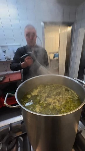 36 reactions | We halen het grof geschut boven﫡 #eetwinkelkwiezien #courgette #soup #eetwinkelkwiezien #courgettesoep #soepvandedag #dagelijksekost #comfortfood #versuitdekeuken #huisgemaakt #lekkereten #foodlover #instafood #etenisleven #culinairgenieten #lokalehelden #eetwinkel #chefslife #foodie #versenlekker #homemadesoup #foodstagram | Eetwinkel Kwiezien | Facebook